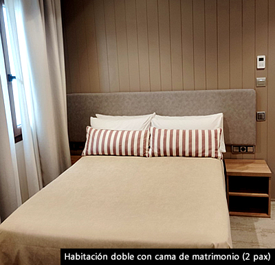 Habitación doble con cama de matrimonio en Hotel Vélez